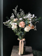 Cargar imagen en el visor de la galería, Silvātica Roses - en Base