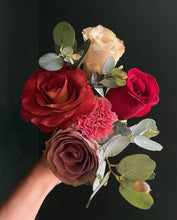 Cargar imagen en el visor de la galería, Silvātica Valentine&#39;s Roses
